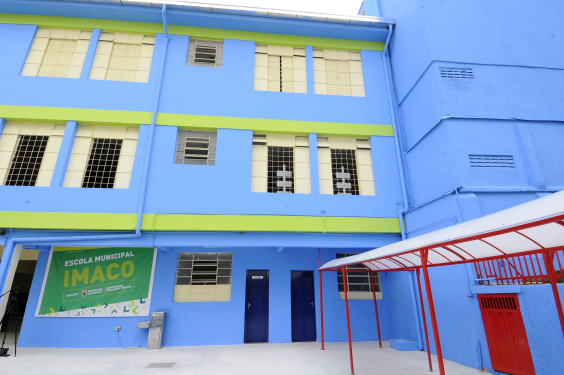 Fachada de escola pintada de azul e amarelo