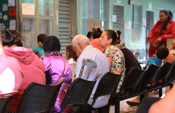 pessoas sentadas na recepção de centro de saúde