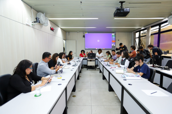 parlamentares e participantes presentes em audiência pública na câmara municipal de bh