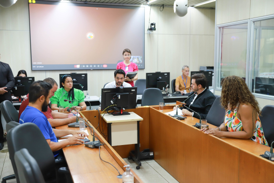 parlamentares presentes em reunião de comissão na câmara de bh
