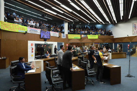 parlamentares presentes no plenário da câmara de bh