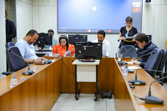 Vereadores no Plenário Camil Caram