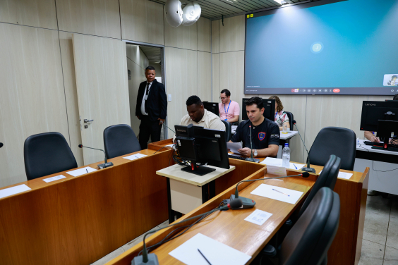 Vereadores da Comissão de Administração e Segurança Pública leem pauta da reunião