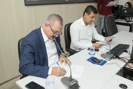 Vereadores no Plenário Helvécio Arantes