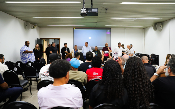 participantes de seminário em plenário da câmara municipal