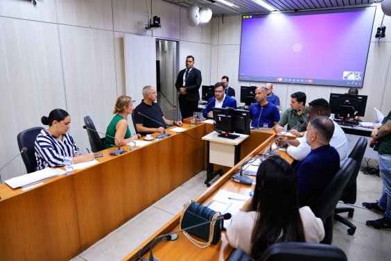 Vereadores e convidados no Plenário Camil Caram