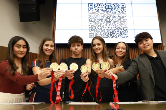 Estudantes premiados mostram suas medalhas