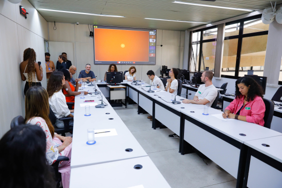 Vereadores e convidados no Plenário Helvécio Arantes