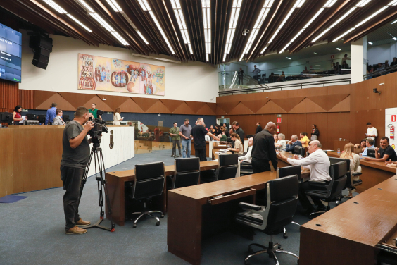 parlamentares presentes no plenário da câmara de bh
