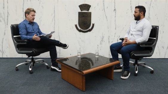 O jornalista Carlos Freitas entrevista o vereador José Ferreira no Plenário Amintas de Barros