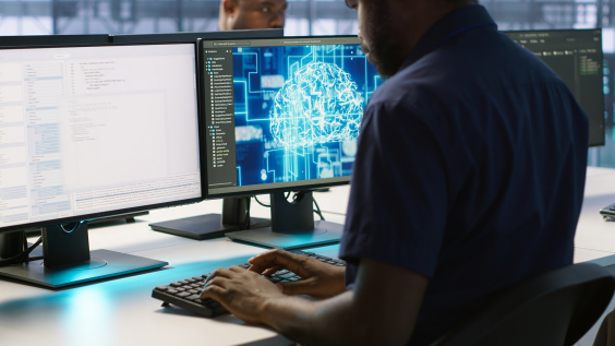 Homem digita em computador