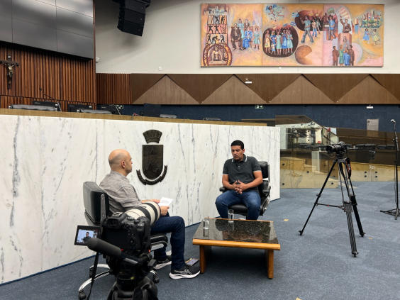 O jornalista Alessandro Duarte entrevista o vereador Leonardo Ângelo no Plenário Amintas de Barros