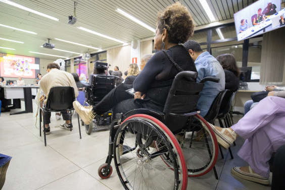 pessoa em cadeira de rodas no plenário da câmara de belo horizonte