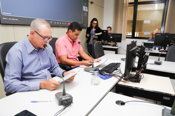Vereadores no Plenário Helvécio Arantes