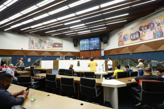 parlamentares presentes em reunião plenária da câmara de bh