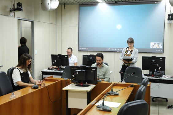 Vereadores em reunião de comissão na CMBH