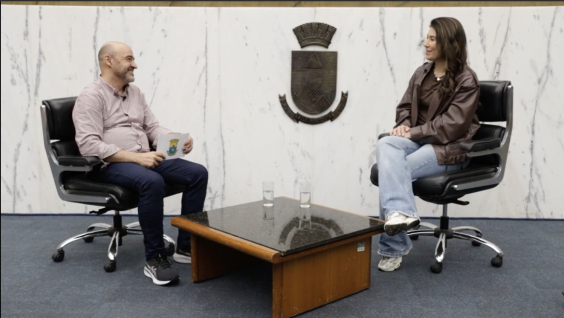 O jornalista Alessandro Duarte entrevista a vereadora Janaina Cardoso no Plenário Amintas de Barros