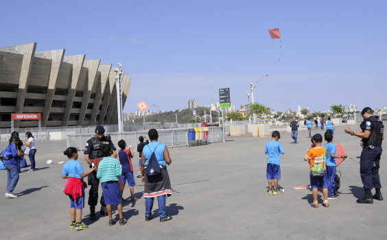 crianças brincam e soltam pipa na esplanada do estádio mineirão