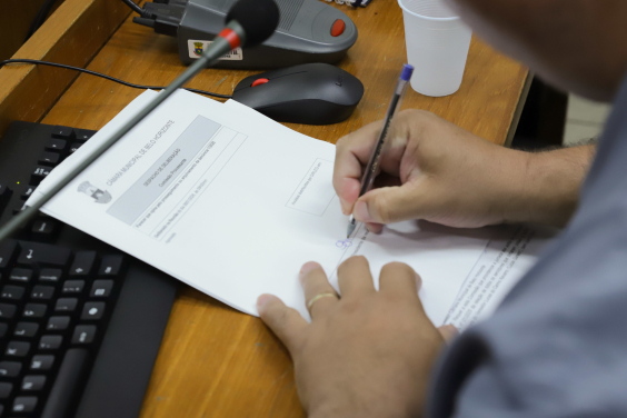 Mão assina documento