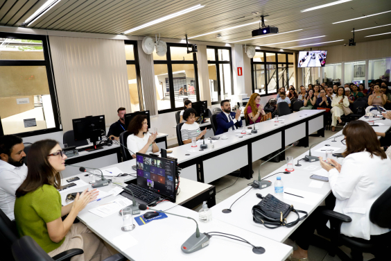 Profissionais da saúde reunidos na CMBH durante audiência pública