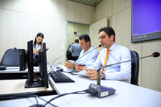 parlamentares presentes em reunião de comissão