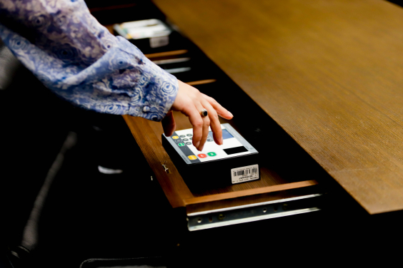 mãos de parlamentar manejam terminal de votação do Plenário da Câmara