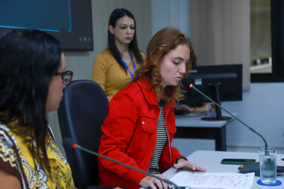 parlamentares presentes em reunião de comissão na câmara de bh