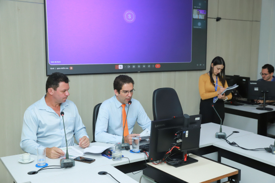 parlamentares presentes em reunião de comissão na câmara de bh