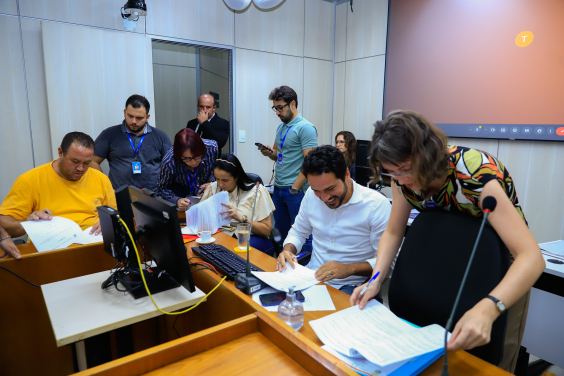 parlamentares presentes em reunião de comissão