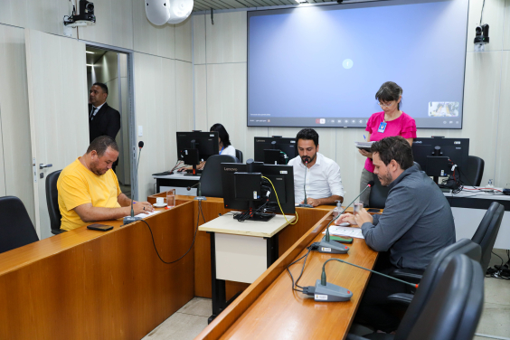 parlamentares presentes em reunião de comissão