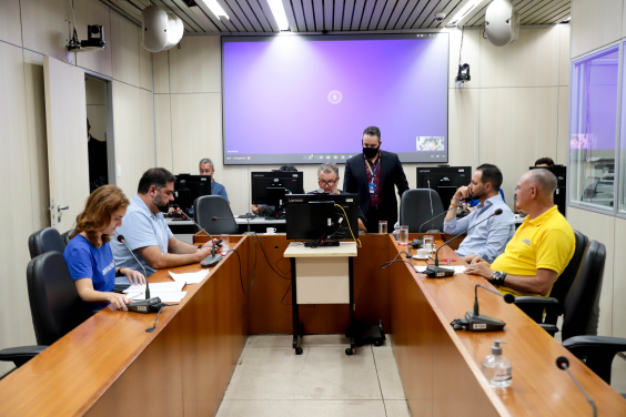 parlamentares presentes em reunião de comissão na câmara de bh