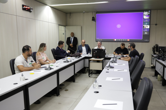 Vereadores e convidados no Plenário Helvécio Arantes