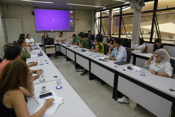 parlamentares e participantes presentes em reunião na câmara municipal de bh