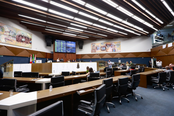 parlamentares presentes na reunião plenária da câmara de bh