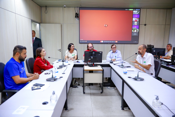 Vereadores e trabalhadores da saúde reunidos em audiência pública na CMBH