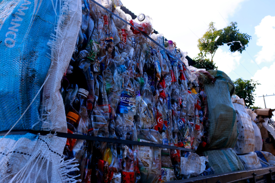 Caminhão de coleta seletiva repleto de lixo reciclável