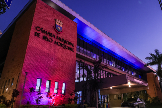 fachada da câmara municipal iluminada na cor roxa