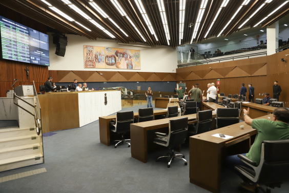 parlamentares presentes na reunião plenária da câmara de bh