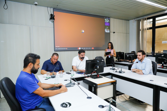parlamentares presentes em reunião de comissão na câmara de bh