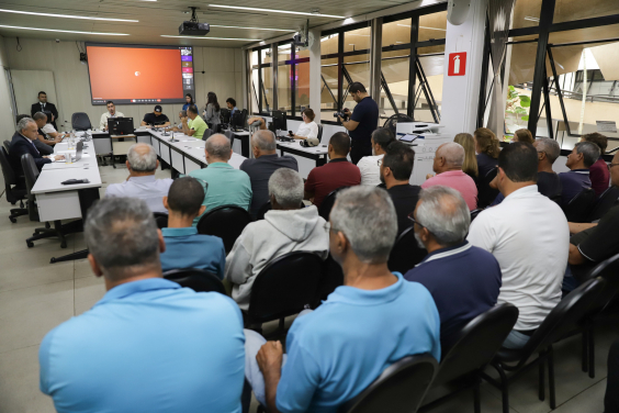 Vereadores e convidados em plenário