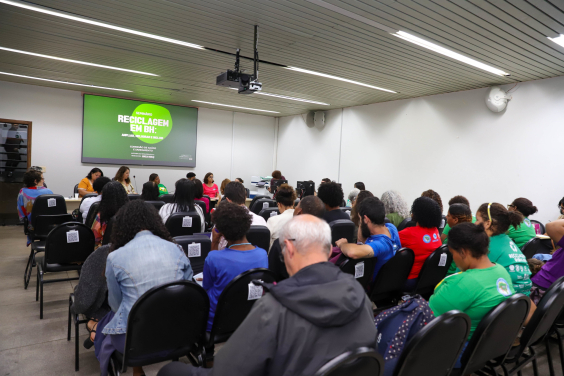 parlamentares e participantes presentes em reunião na câmara municipal de bh