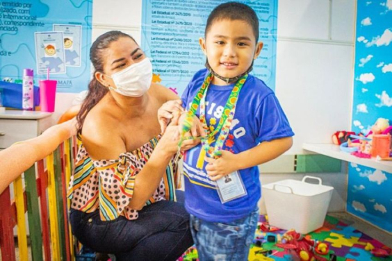 mãe ao lado de criança