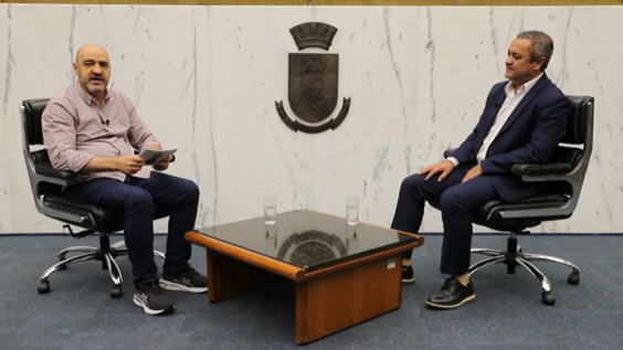 O jornalista Alessandro Duarte entrevista o vereador Helinho da Farmácia no Plenário Amintas de Barros