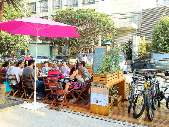 pessoas sentadas em mesa de bar