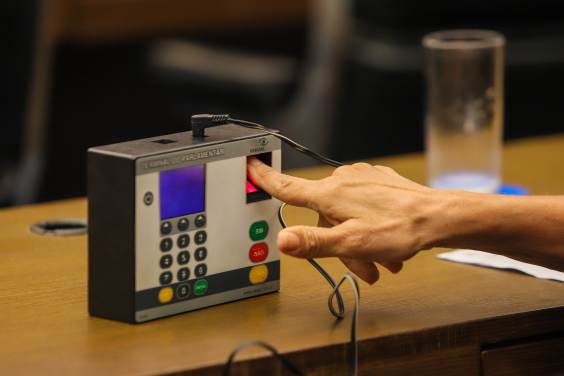 Vereadora votando em projeto de lei no Plenário