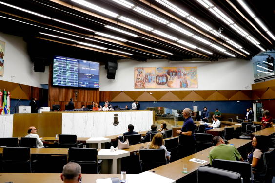 Vereadores reunidos no Plenário durante votações