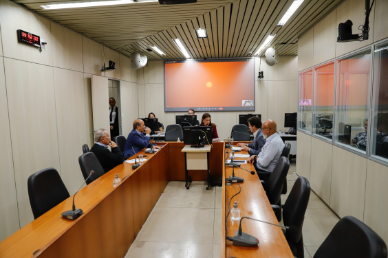 Vereadores e convidados no Plenário Camil Caram