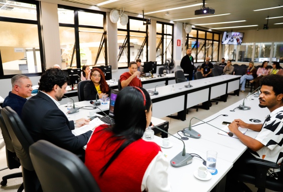 parlamentares e participantes presentes em reunião na câmara municipal de bh