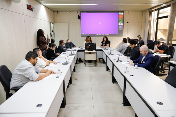 parlamentares e participantes presentes em audiência pública na câmara municipal de bh