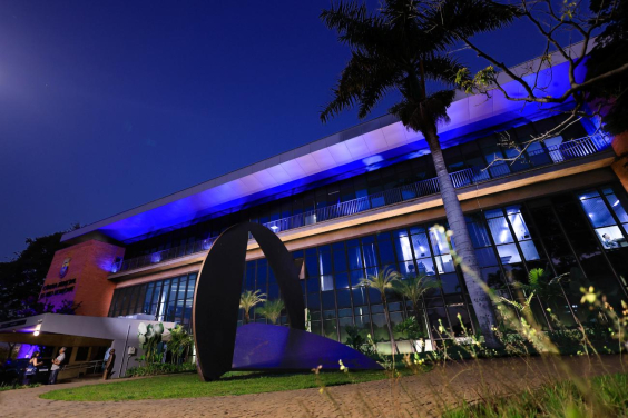 fachada da câmara municipal iluminada na cor azul